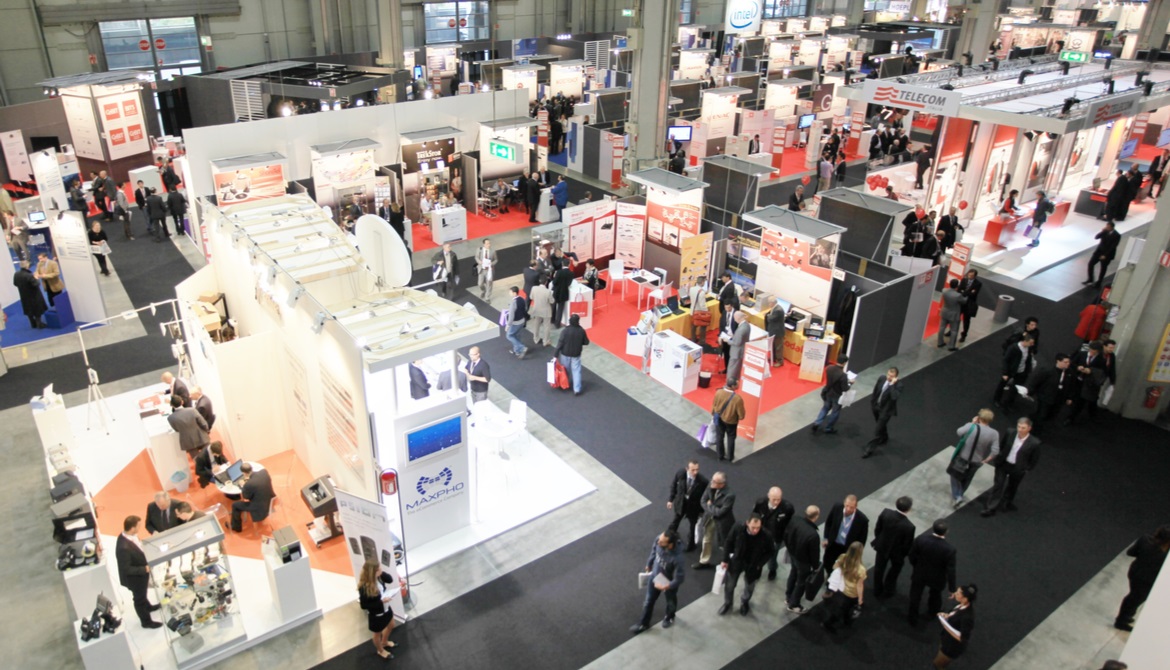 crowd-tradeshow-booths